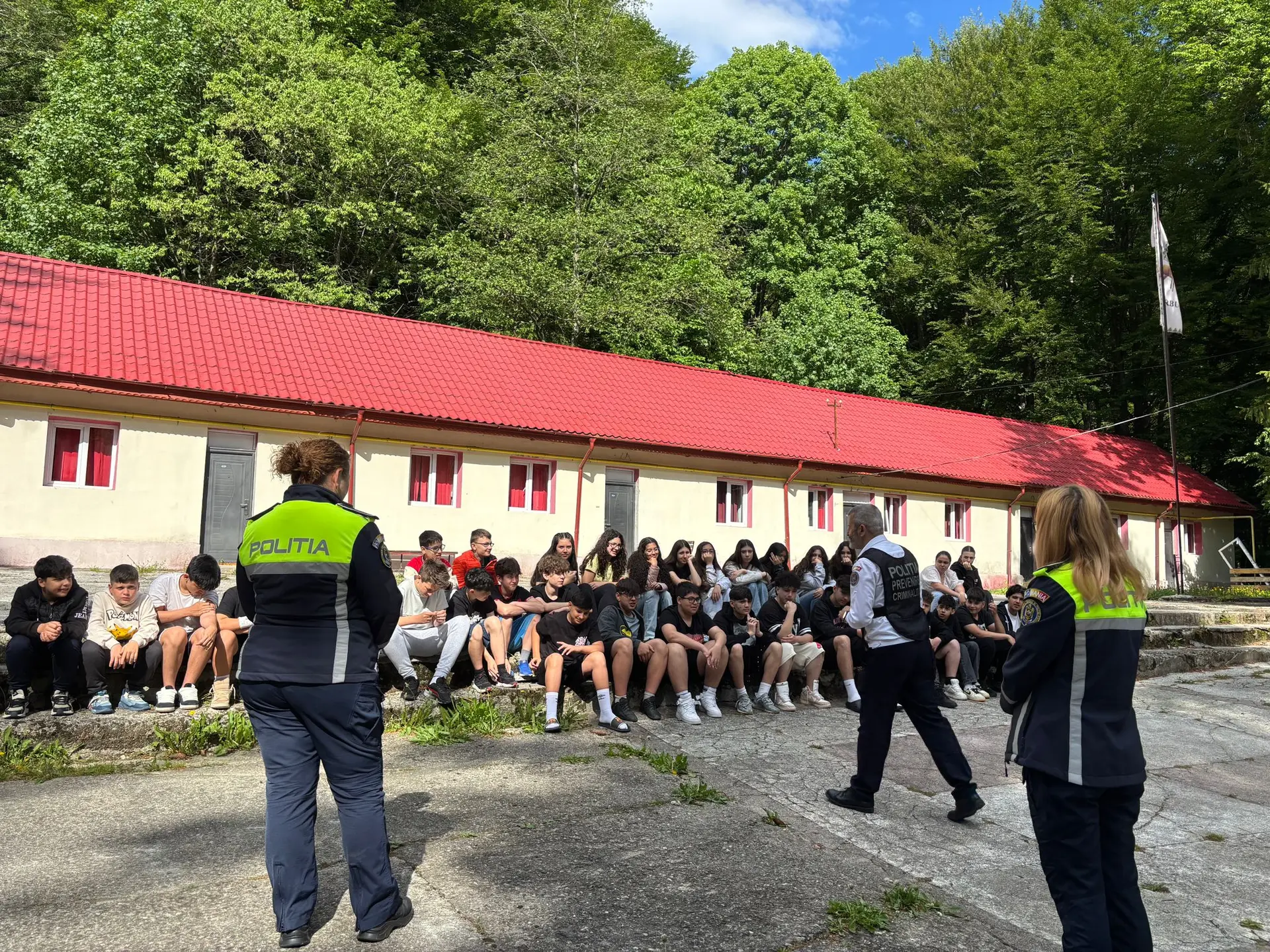 Reprezentanți ai Poliției discutând cu elevii