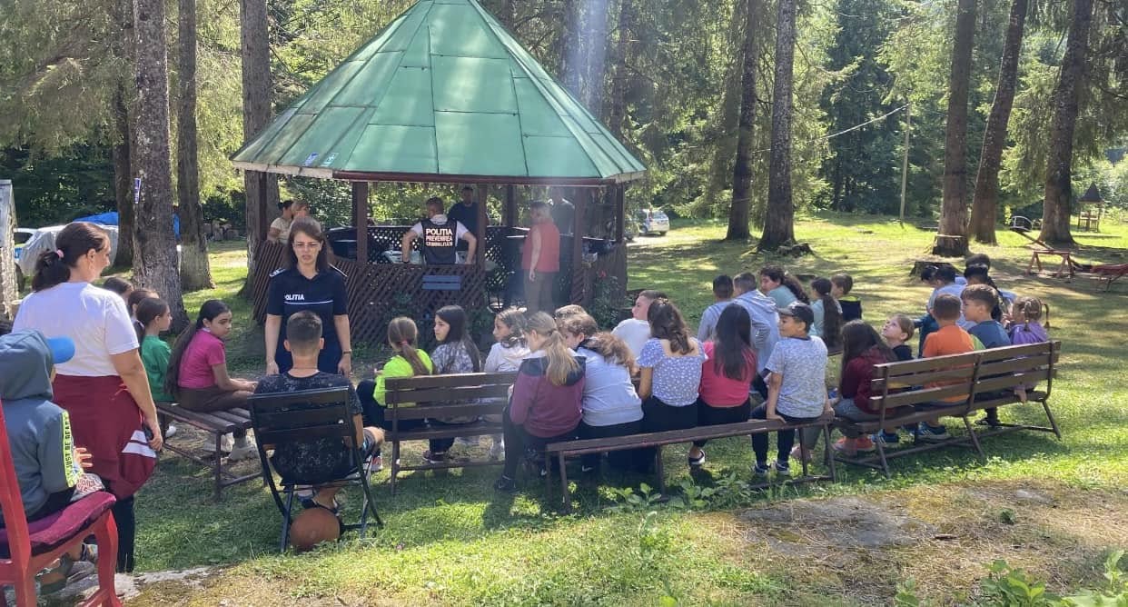 Elevi desfășurând activități în curtea Complexului Cerbul