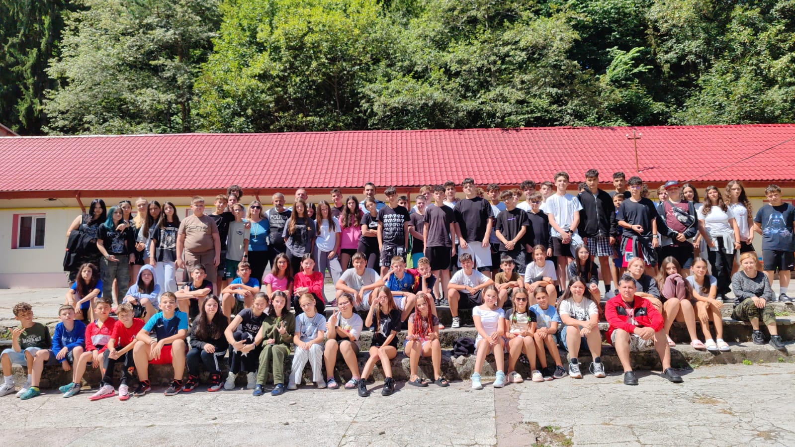 Grup de elevi în fața Complexului Cerbul