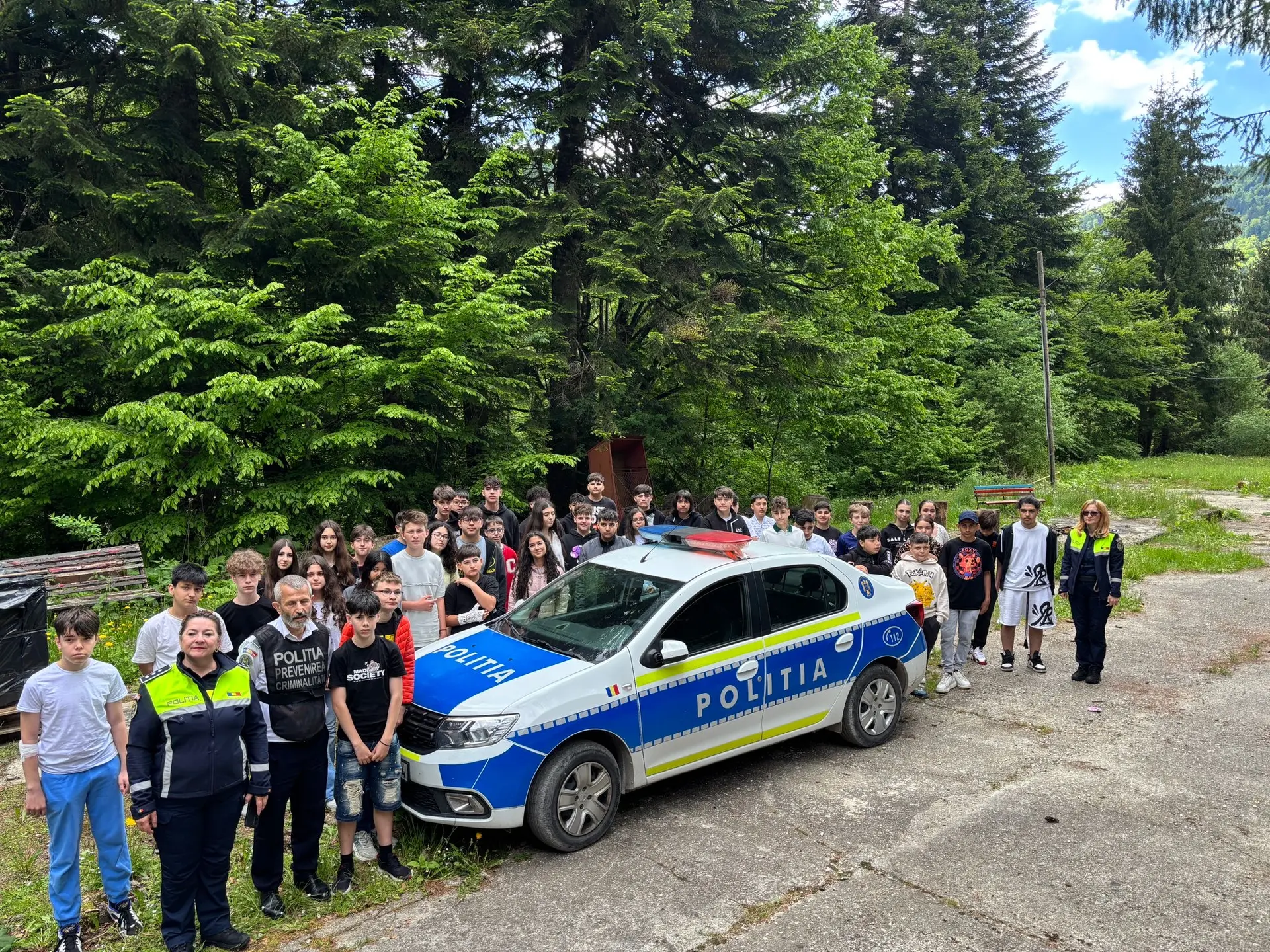 Elevi și reprezentanți ai Poliției la Complex Cerbul